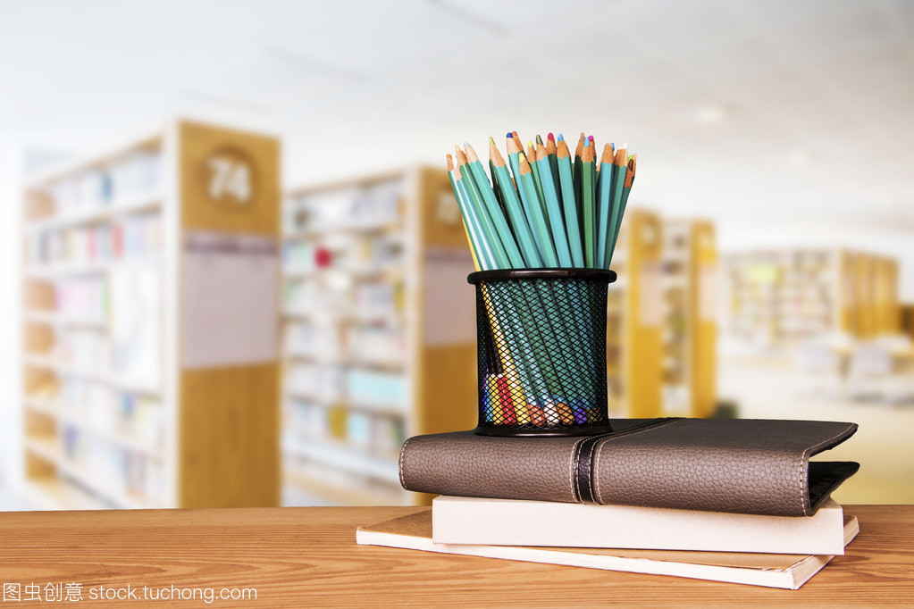 空木桌與現(xiàn)代圖書館 書籍的靜謐對話